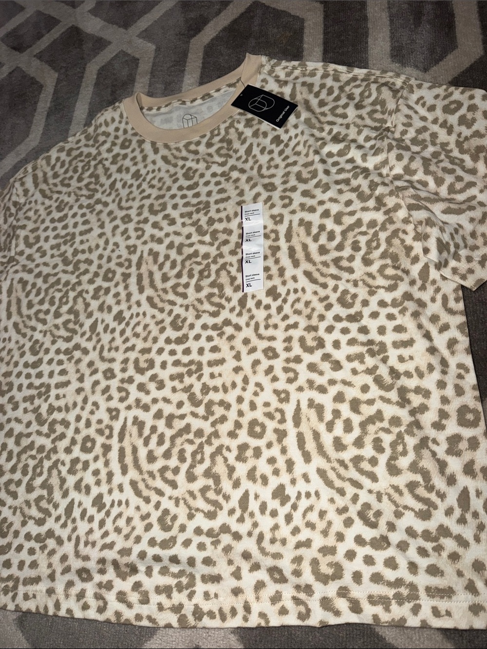 Men’s XL Leopard Print Tee / NEW